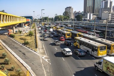 Sao Paulo, Sp, Brezilya, 14 Aralık 2017. Avenue Park Dom Pedro II, Sao Paulo merkezi otobüs terminali girişinde yanındaki devlet araçlarda transit