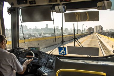 Sao Paulo, Sp, Brezilya, 14 Aralık 2017. Otobüs şoförü Tiradentes Express, eskiden Fura-fila, Sao Paulo Doğu yakasında üzerinde seyahat mafsallı bir otobüs sürücüleri