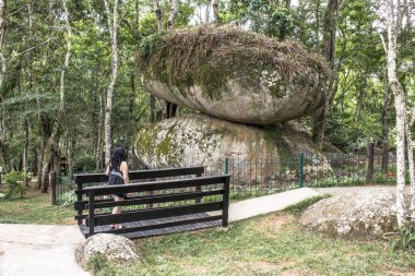 Guararema, Sp, Brezilya, 20 Aralık 2017. Taş içinde Belediye Park, Pedra Montada, Guararema, Sao Paulo devlet içinde doğal anıt bakış
