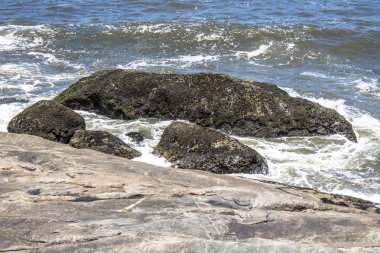 Dalgalar Itanhaem Beach'te kayalara çarptı