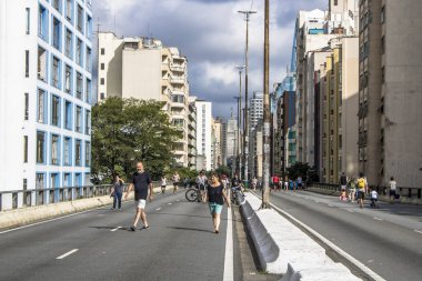 Sao Paulo, Brezilya, 25 Ocak 2018: İnsanlar yüksek arabalar için Pazar günleri ve tatillerde, Sao Paulo şehir merkezinde kapalı Road, iyi eğlenceler