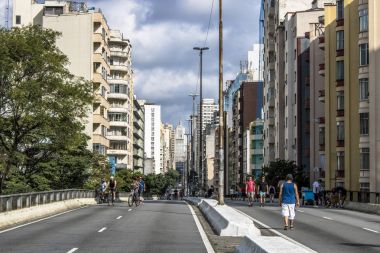 Sao Paulo, Brezilya, 25 Ocak 2018: İnsanlar yüksek arabalar için Pazar günleri ve tatillerde, Sao Paulo şehir merkezinde kapalı Road, iyi eğlenceler
