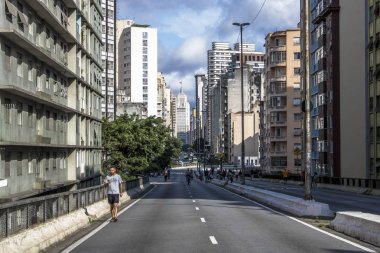 Sao Paulo, Brezilya, 25 Ocak 2018: İnsanlar yüksek arabalar için Pazar günleri ve tatillerde, Sao Paulo şehir merkezinde kapalı Road, iyi eğlenceler