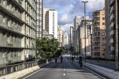 Sao Paulo, Brezilya, 25 Ocak 2018: İnsanlar yüksek arabalar için Pazar günleri ve tatillerde, Sao Paulo şehir merkezinde kapalı Road, iyi eğlenceler