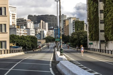 Sao Paulo, Brezilya, 25 Ocak 2018: İnsanlar yüksek arabalar için Pazar günleri ve tatillerde, Sao Paulo şehir merkezinde kapalı Road, iyi eğlenceler