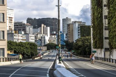 Sao Paulo, Brezilya, 25 Ocak 2018: İnsanlar yüksek arabalar için Pazar günleri ve tatillerde, Sao Paulo şehir merkezinde kapalı Road, iyi eğlenceler