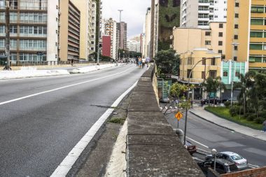 Sao Paulo, Brezilya, 25 Ocak 2018: İnsanlar yüksek arabalar için Pazar günleri ve tatillerde, Sao Paulo şehir merkezinde kapalı Road, iyi eğlenceler