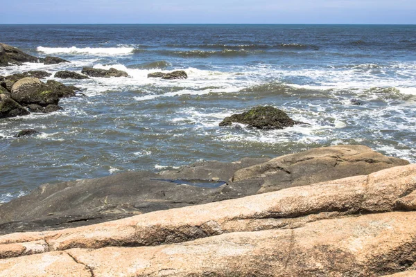 Bølger Ramte Klipperne Strand Itanhaem - Stock-foto