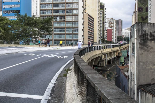 Sao Paulo, Brezilya, 25 Ocak 2018: İnsanlar yüksek arabalar için Pazar günleri ve tatillerde, Sao Paulo şehir merkezinde kapalı Road, iyi eğlenceler