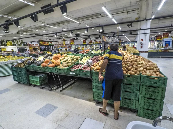 Sao Paulo Brazil February 2018 People Choose Fruits Vegetables Supermarket — стоковое фото
