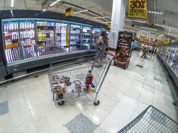 상파울루 브라질 2018 슈퍼마켓에서 음식을 냉장고에 제품을 사람들 — 스톡 사진