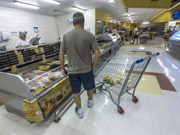 상파울루 브라질 2018 슈퍼마켓에서 음식을 냉장고에 제품을 사람들 — 스톡 사진