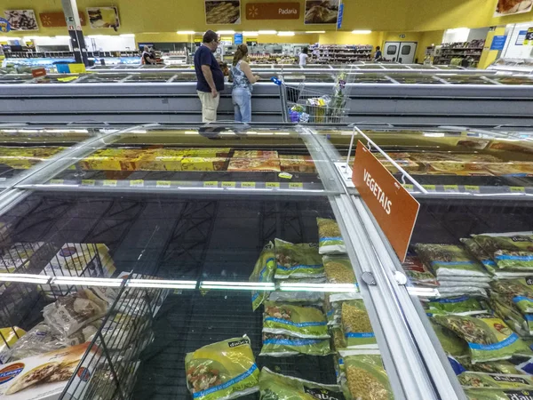 Sao Paulo Brazil February 2014 People Choose Products Frozen Food — стоковое фото