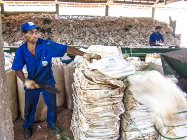 Sao Paulo, Brezilya, 06 Temmuz 2007: İşçi plastik ambalaj ayrılması Sao Paulo bir endüstri olarak yapmak.