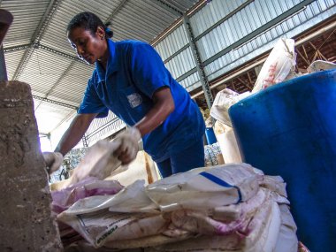 Sao Paulo, Brezilya, 06 Temmuz 2007: İşçi plastik ambalaj ayrılması Sao Paulo bir endüstri olarak yapmak.