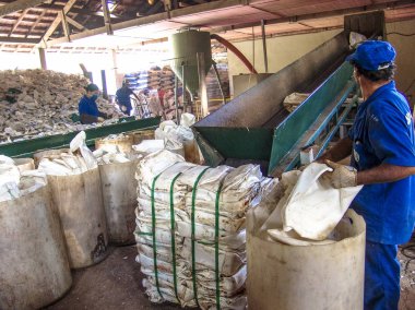 Sao Paulo, Brezilya, 06 Temmuz 2007: İşçi plastik ambalaj ayrılması Sao Paulo bir endüstri olarak yapmak.