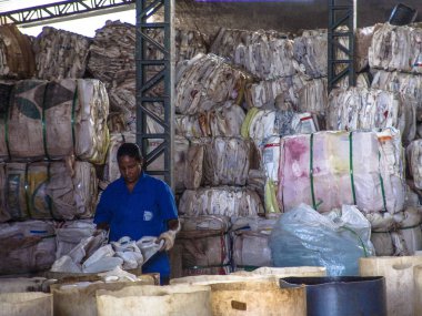 Sao Paulo, Brezilya, 06 Temmuz 2007: İşçi plastik ambalaj ayrılması Sao Paulo bir endüstri olarak yapmak.