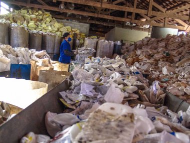 Sao Paulo, Brezilya, 06 Temmuz 2007: İşçi plastik ambalaj ayrılması Sao Paulo bir endüstri olarak yapmak.