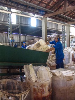 Sao Paulo, Brezilya, 06 Temmuz 2007: İşçi plastik ambalaj ayrılması Sao Paulo bir endüstri olarak yapmak.