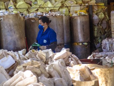 Sao Paulo, Brezilya, 06 Temmuz 2007: İşçi plastik ambalaj ayrılması Sao Paulo bir endüstri olarak yapmak.