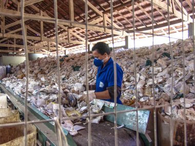 Sao Paulo, Brezilya, 06 Temmuz 2007: İşçi plastik ambalaj ayrılması Sao Paulo bir endüstri olarak yapmak.