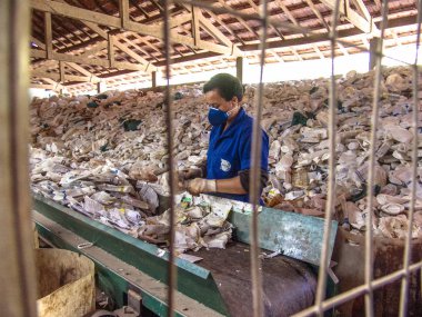 Sao Paulo, Brezilya, 06 Temmuz 2007: İşçi plastik ambalaj ayrılması Sao Paulo bir endüstri olarak yapmak.