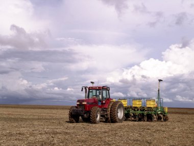 Mato Grosso, Brezilya 01 Mart 2008. Soya ekimi bir çiftlik çekerek traktör. sezon Mato Grosso, Brezilya midwest dikim soya