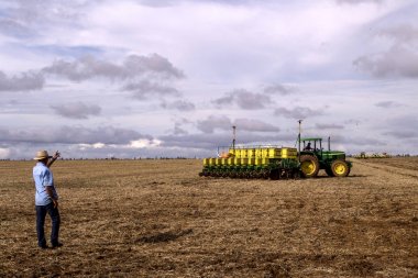 Mato Grosso, Brezilya 01 Mart 2008. Soya ekimi bir çiftlik çekerek traktör. sezon Mato Grosso, Brezilya midwest dikim soya