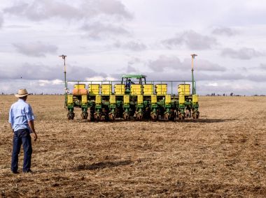 Mato Grosso, Brezilya 01 Mart 2008. Soya ekimi bir çiftlik çekerek traktör. sezon Mato Grosso, Brezilya midwest dikim soya