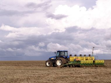 Mato Grosso, Brezilya 01 Mart 2008. Soya ekimi bir çiftlik çekerek traktör. sezon Mato Grosso, Brezilya midwest dikim soya