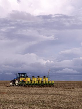 Mato Grosso, Brezilya 01 Mart 2008. Soya ekimi bir çiftlik çekerek traktör. sezon Mato Grosso, Brezilya midwest dikim soya