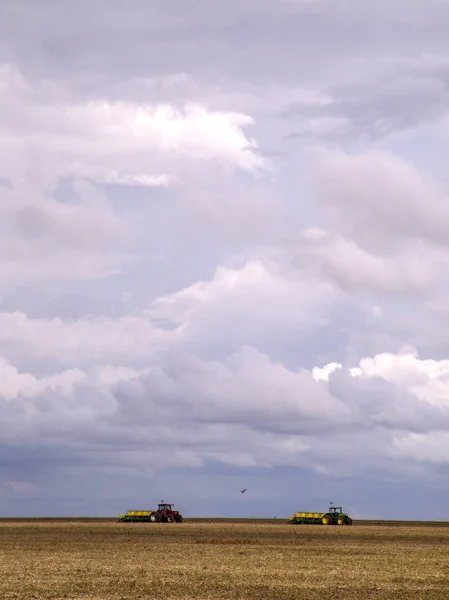 Mato Grosso Brazílie Březen 2008 Traktor Tahání Plantážník Pěstování Sóji — Stock fotografie