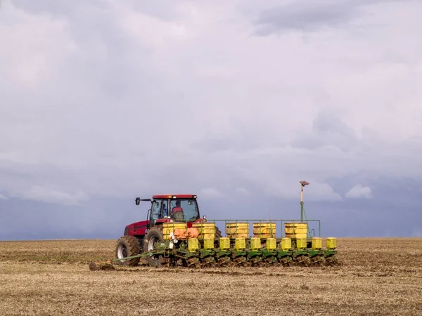 Mato Grosso, Brezilya 01 Mart 2008. Soya ekimi bir çiftlik çekerek traktör. sezon Mato Grosso, Brezilya midwest dikim soya