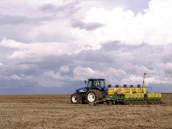 Mato Grosso, Brezilya 01 Mart 2008. Soya ekimi bir çiftlik çekerek traktör. sezon Mato Grosso, Brezilya midwest dikim soya