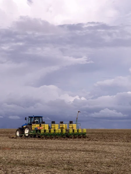 Mato Grosso Brazílie Březen 2008 Traktor Tahání Plantážník Pěstování Sóji — Stock fotografie