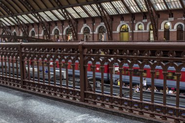 Sao Paulo, Brezilya, 02 Ağustos 2012. Sao Paulo merkezi bölgesinde Cptm Luz station yatılı platformu bekleyen insanlar yetiştirmek