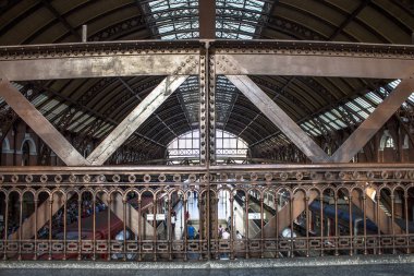 Sao Paulo, Brezilya, 02 Ağustos 2012. Sao Paulo merkezi bölgesinde Cptm Luz station yatılı platformu bekleyen insanlar yetiştirmek
