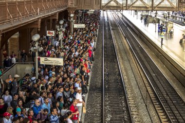 Sao Paulo, Brezilya, 02 Ağustos 2012. Sao Paulo merkezi bölgesinde Cptm Luz station yatılı platformu bekleyen insanlar yetiştirmek