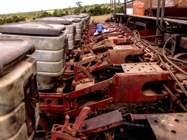 2008年3月01日 巴西的马托格罗索州 农夫准备机器种植玉米在最近收获的大豆领域在马托格罗索州 — 图库照片