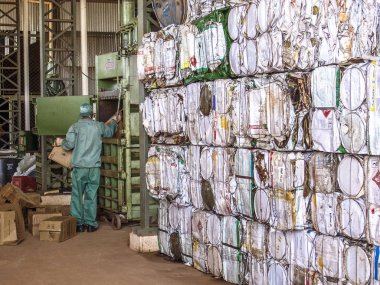 Piracicaba, Sao Paulo, Brezilya, 06 Temmuz 2007. İş plastik boş pestisit ambalaj kağıt kutu geri dönüşüm, Brezilya için alma birimi nesnelerindeki ayrılığı