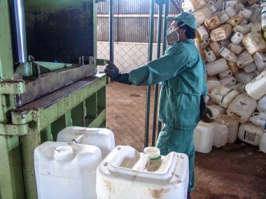 Piracicaba, Sao Paulo, Brezilya, 06 Temmuz 2007. İş plastik boş pestisit ambalaj kağıt kutu geri dönüşüm, Brezilya için alma birimi nesnelerindeki ayrılığı