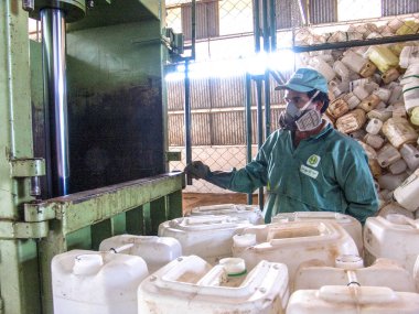 Piracicaba, Sao Paulo, Brezilya, 06 Temmuz 2007. İş plastik boş pestisit ambalaj kağıt kutu geri dönüşüm, Brezilya için alma birimi nesnelerindeki ayrılığı