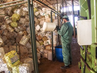 Piracicaba, Sao Paulo, Brezilya, 06 Temmuz 2007. İş plastik boş pestisit ambalaj kağıt kutu geri dönüşüm, Brezilya için alma birimi nesnelerindeki ayrılığı
