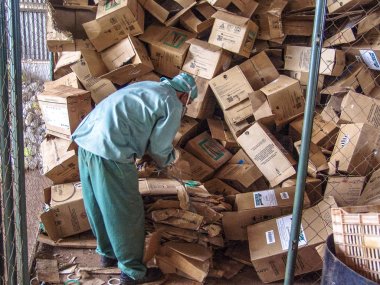 Piracicaba, Sao Paulo, Brezilya, 06 Temmuz 2007. İş plastik boş pestisit ambalaj kağıt kutu geri dönüşüm, Brezilya için alma birimi nesnelerindeki ayrılığı