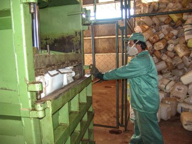 Piracicaba, Sao Paulo, Brezilya, 06 Temmuz 2007. İş plastik boş pestisit ambalaj kağıt kutu geri dönüşüm, Brezilya için alma birimi nesnelerindeki ayrılığı