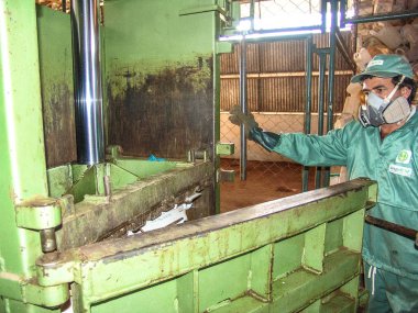 Piracicaba, Sao Paulo, Brezilya, 06 Temmuz 2007. İş plastik boş pestisit ambalaj kağıt kutu geri dönüşüm, Brezilya için alma birimi nesnelerindeki ayrılığı