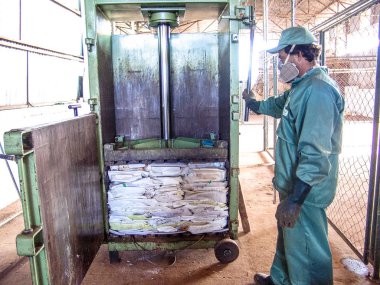 Piracicaba, Sao Paulo, Brezilya, 06 Temmuz 2007. İş plastik boş pestisit ambalaj kağıt kutu geri dönüşüm, Brezilya için alma birimi nesnelerindeki ayrılığı