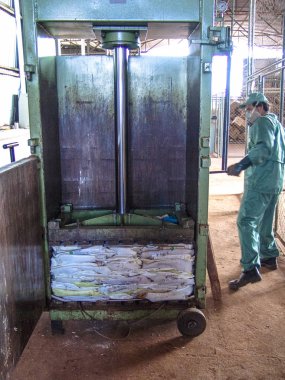 Piracicaba, Sao Paulo, Brezilya, 06 Temmuz 2007. İş plastik boş pestisit ambalaj kağıt kutu geri dönüşüm, Brezilya için alma birimi nesnelerindeki ayrılığı