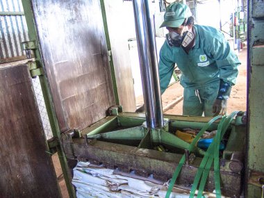 Piracicaba, Sao Paulo, Brezilya, 06 Temmuz 2007. İş plastik boş pestisit ambalaj kağıt kutu geri dönüşüm, Brezilya için alma birimi nesnelerindeki ayrılığı