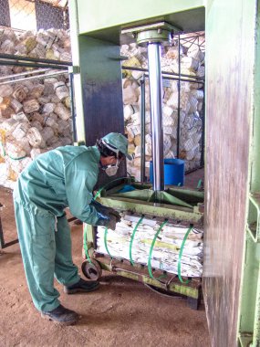Piracicaba, Sao Paulo, Brezilya, 06 Temmuz 2007. İş plastik boş pestisit ambalaj kağıt kutu geri dönüşüm, Brezilya için alma birimi nesnelerindeki ayrılığı
